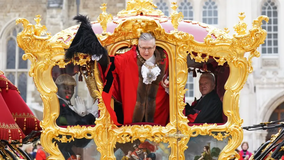 Crowds line parade route of 696th Lord Mayor's Show