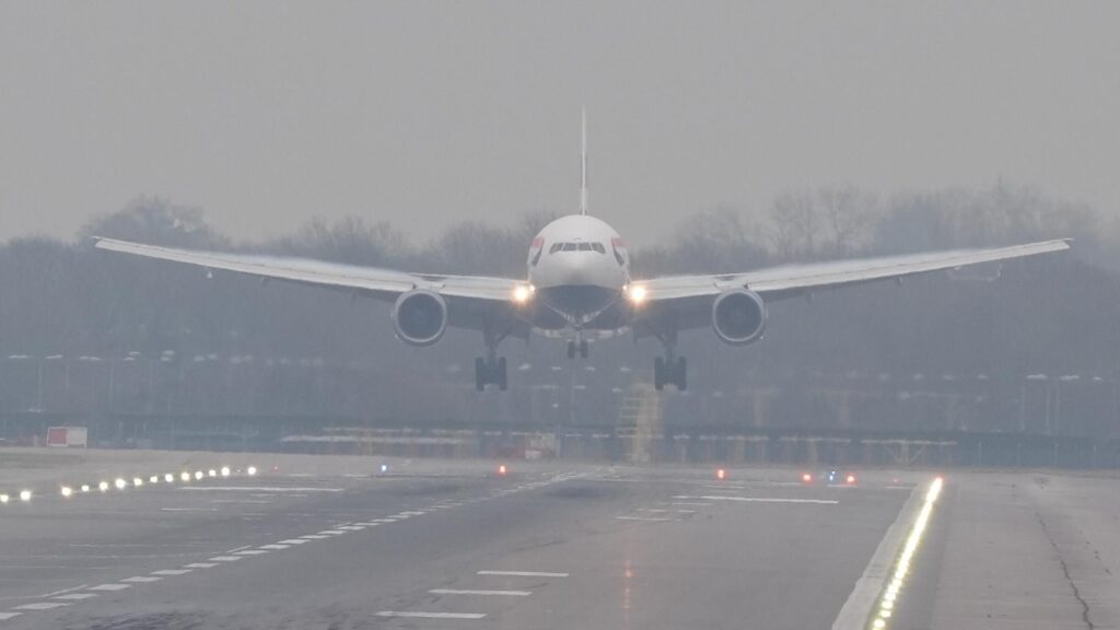 Fog causes disruptions to UK flights for second day
