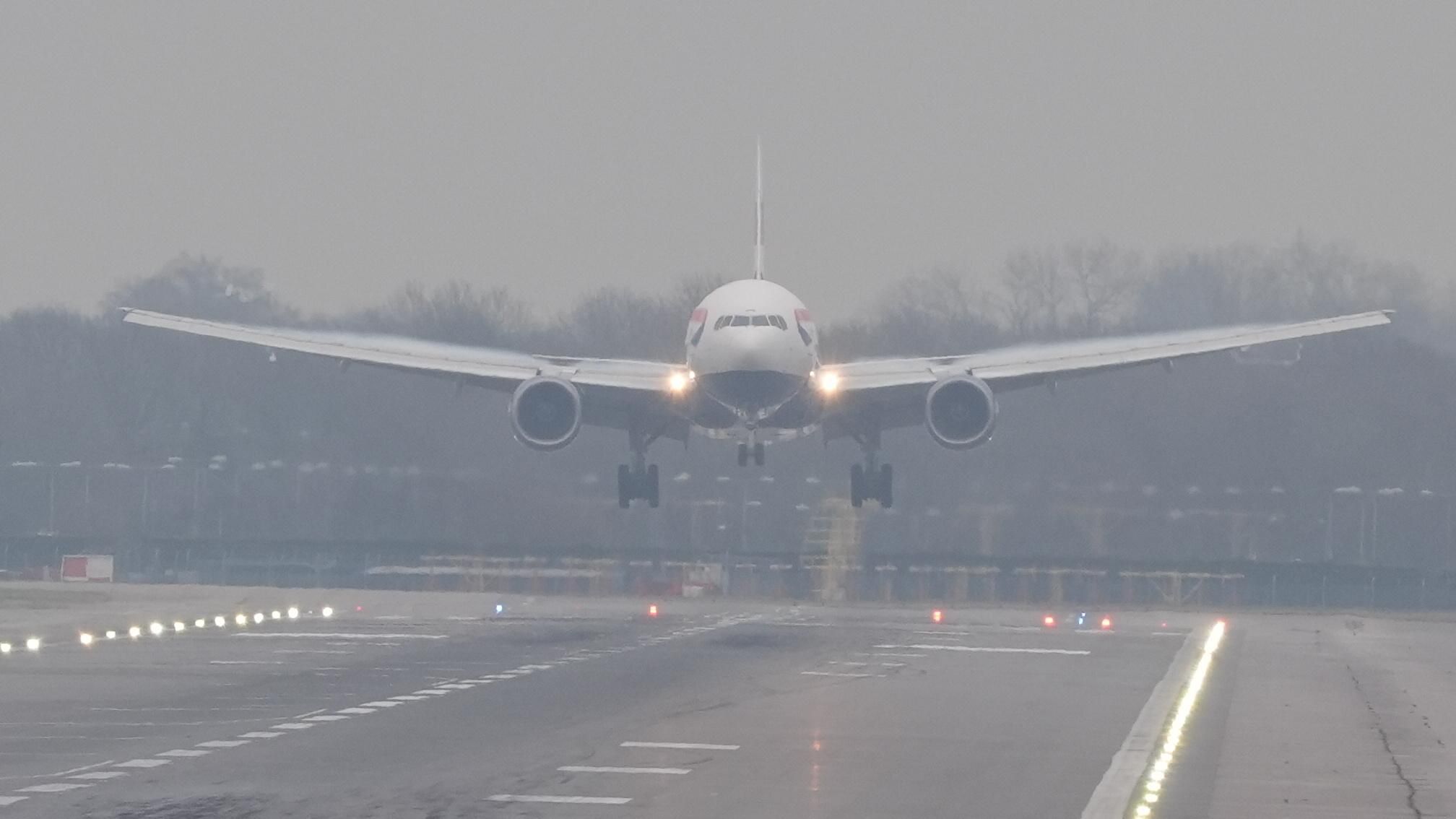 Fog causes disruptions to UK flights for second day
