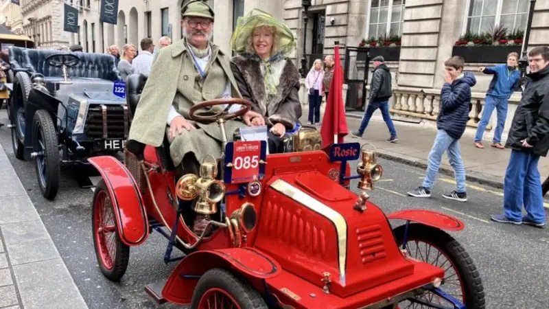 Pall Mall closes for oldest and newest car display