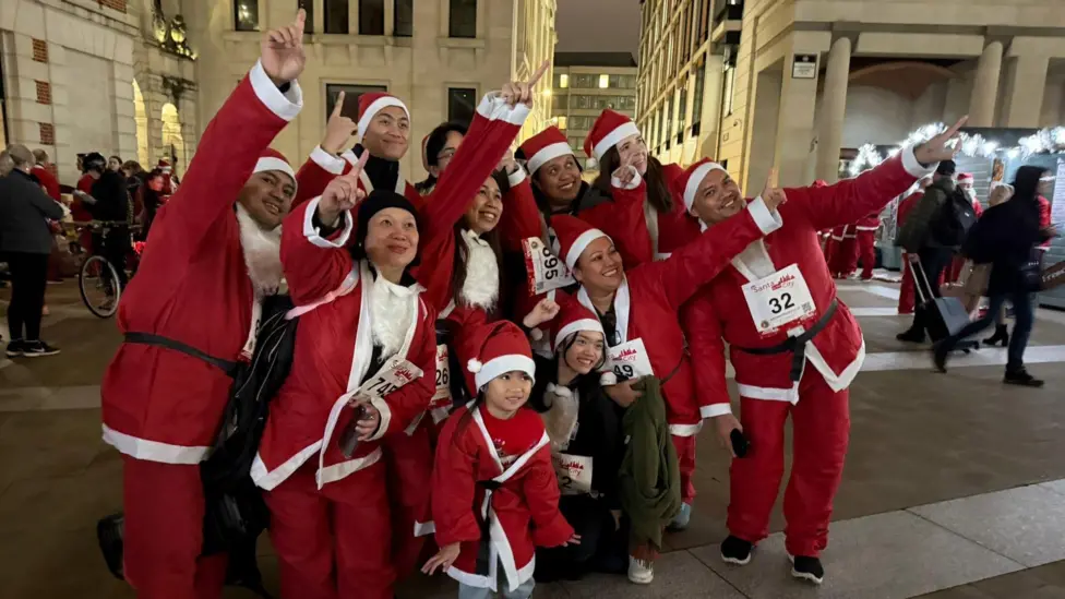 Thousands of Santas descend on capital for charity