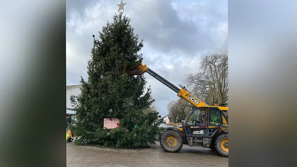 Wonky Haverhill Christmas tree outside a Wetherspoons 'de-wonked'